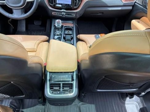 Used 2023 Volvo XC60 B5 Ultimate w/ Climate Package FWD image 25