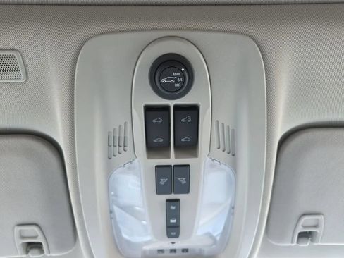 Used 2017 Chevrolet Equinox Premier w/ Enhanced Convenience Package FWD image 39