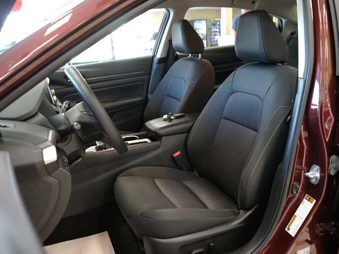 Used 2024 Nissan Altima 2.5 SV FWD image 2