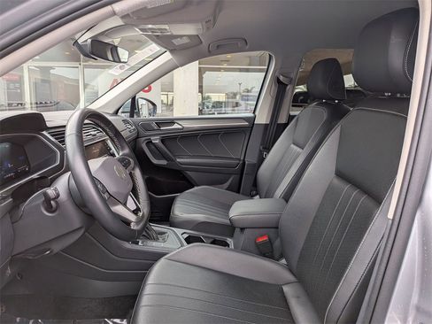Used 2024 Volkswagen Tiguan SE image 15