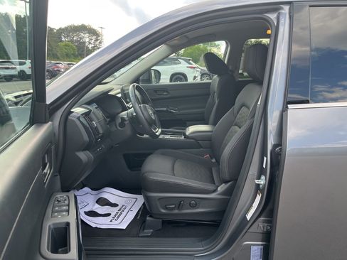 Used 2025 Nissan Pathfinder SV FWD image 26