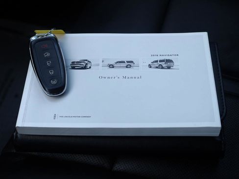Used 2016 Lincoln Navigator Select image 11