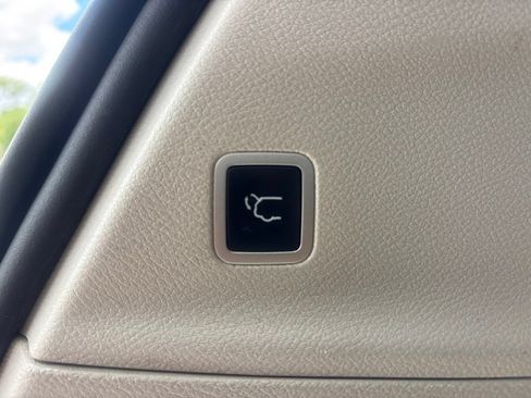 Used 2020 Chrysler Pacifica Touring-L FWD image 16