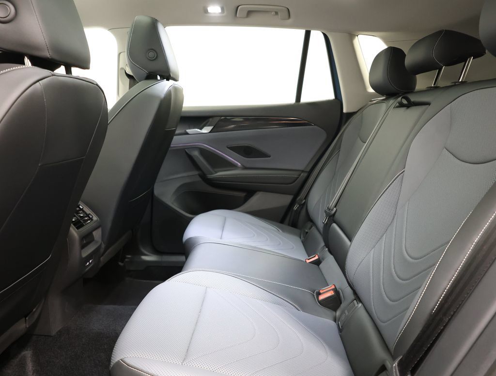 Used 2025 Volkswagen Tiguan SE AWD/4WD image 26