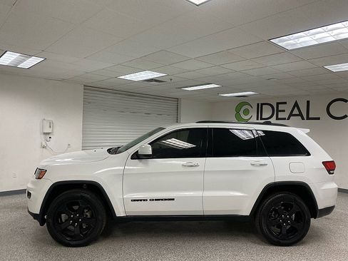 Used 2019 Jeep Grand Cherokee Laredo image 8