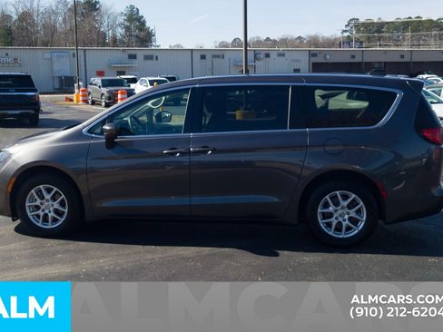 Used 2022 Chrysler Voyager LX image 11