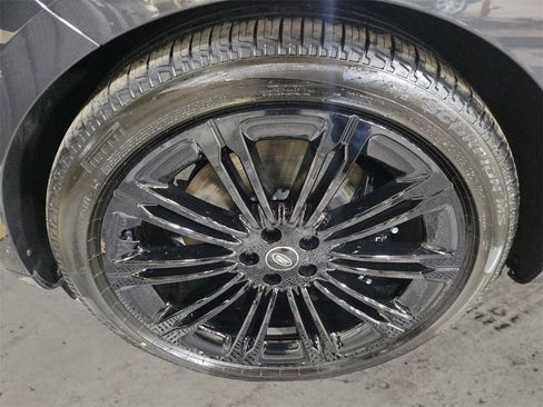 New 2025 Land Rover Range Rover Long Wheelbase SE image 9