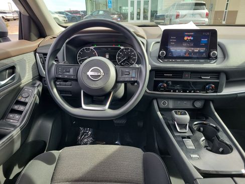 Used 2023 Nissan Rogue SV image 10