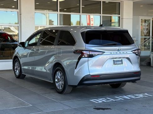 Used 2024 Toyota Sienna LE image 9
