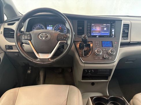 Used 2019 Toyota Sienna XLE FWD image 14