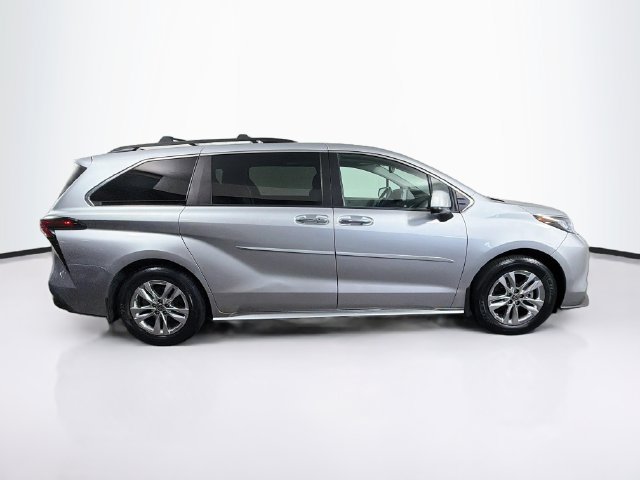 Used 2022 Toyota Sienna XLE w/ XLE Plus Package FWD image 11