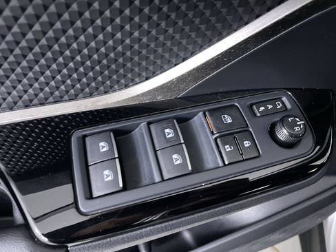 Used 2019 Toyota C-HR XLE FWD image 11