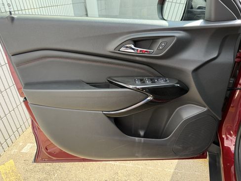 Used 2025 Chevrolet Trax RS w/ Sunroof Package FWD image 10