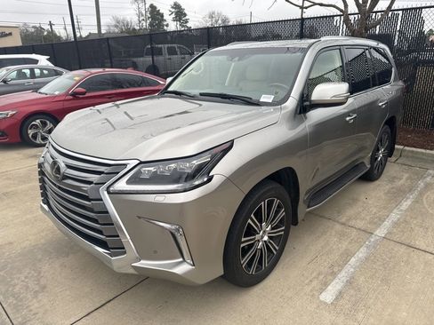 Used 2020 Lexus LX 570 4WD w/ Luxury Package image 4
