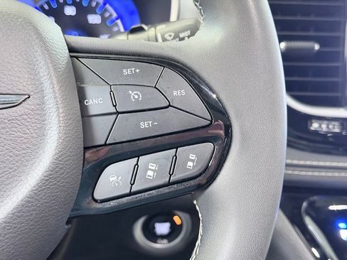 Used 2025 Chrysler Pacifica Limited FWD image 45