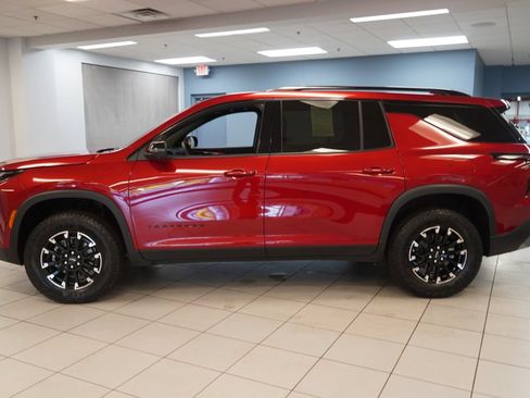 Certified 2025 Chevrolet Traverse Z71 w/ Driver Confidence Package AWD/4WD image 2