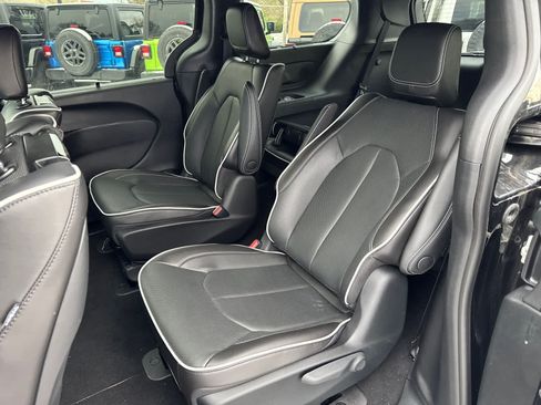 Used 2023 Chrysler Pacifica Limited w/ Uconnect Theater Family Group FWD image 32