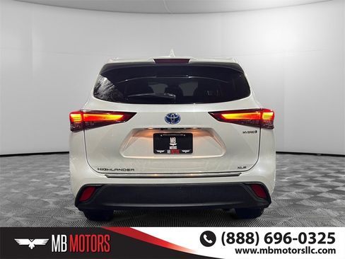 Used 2023 Toyota Highlander XLE image 4