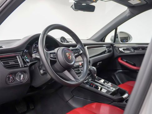 Certified 2025 Porsche Macan image 4