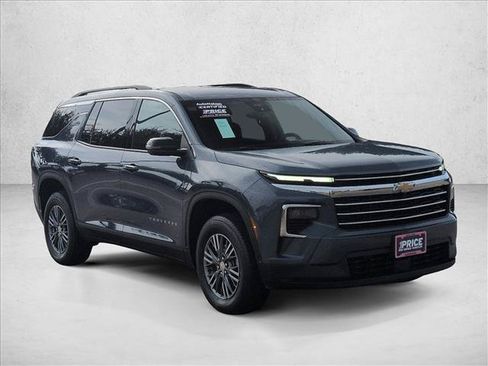 Used 2026 Chevrolet Traverse LT FWD image 3
