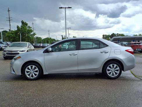 Used 2015 Toyota Corolla LE FWD image 8
