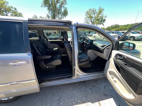 Used 2014 Chrysler Town & Country Touring FWD image 17