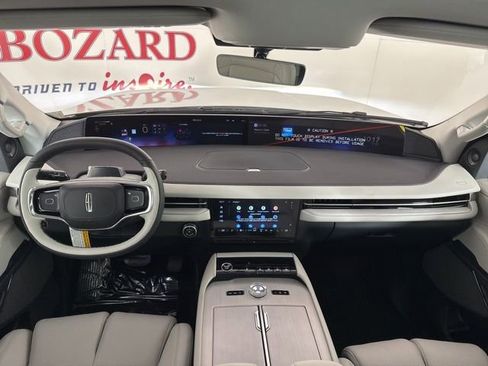 New 2025 Lincoln Navigator Reserve image 9