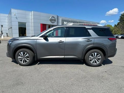 Used 2023 Nissan Pathfinder SL AWD/4WD image 2
