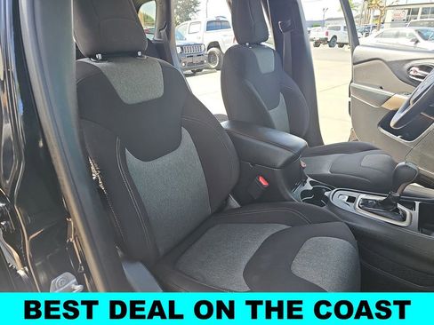 Used 2018 Jeep Cherokee Latitude FWD image 10