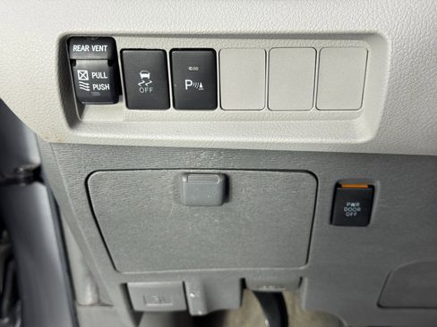 Used 2018 Toyota Sienna XLE Premium image 17