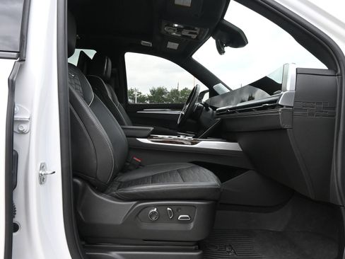 Certified 2025 Cadillac Escalade Sport Platinum w/ LPO, Floor Liner Package AWD/4WD image 26
