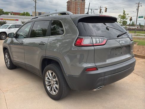 Used 2019 Jeep Cherokee Latitude Plus w/ Comfort/Convenience Group FWD image 6