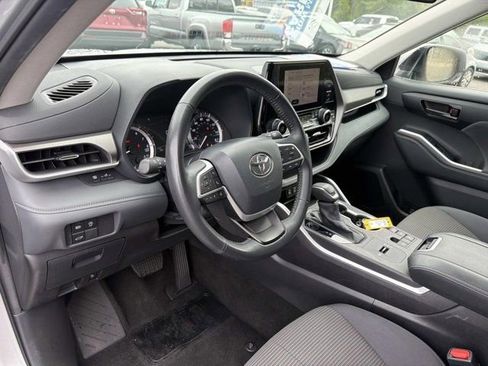 Certified 2025 Toyota Highlander LE FWD image 12