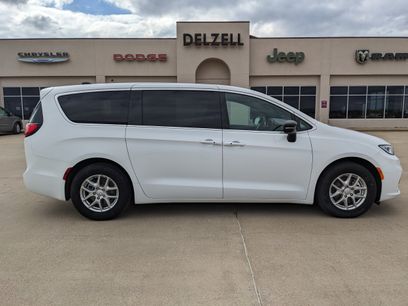 Used 2026 Chrysler Pacifica Select