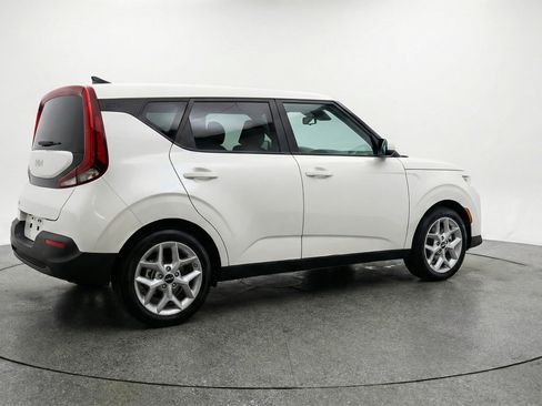 Used 2025 Kia Soul LX w/ LX Technology Package FWD image 9
