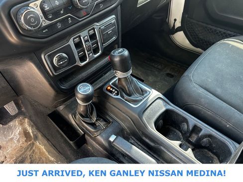 Used 2018 Jeep Wrangler Unlimited Sahara AWD/4WD image 9