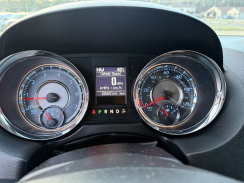 Used 2014 Chrysler Town & Country Touring image 14