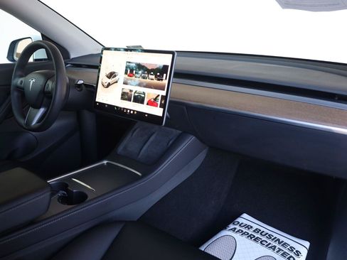 Used 2022 Tesla Model Y Long Range AWD/4WD image 28