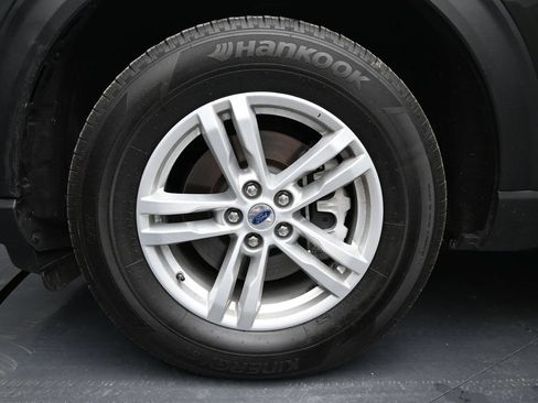 Used 2024 Ford Explorer XLT AWD/4WD image 3