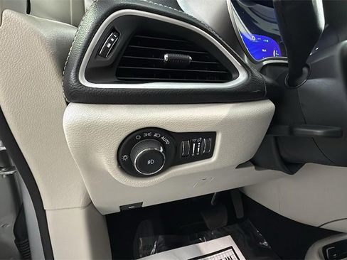 Used 2024 Chrysler Pacifica Select image 29