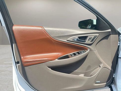 Used 2018 Chevrolet Malibu Premier w/ Premier Sun and Wheel Package image 9