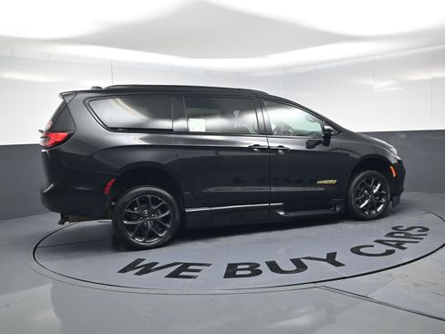 Used 2022 Chrysler Pacifica Touring-L w/ S Appearance Package image 16