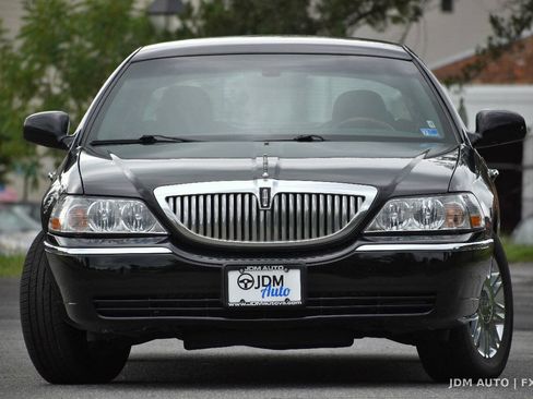 Used 2008 Lincoln Town Car Signature L RWD image 3