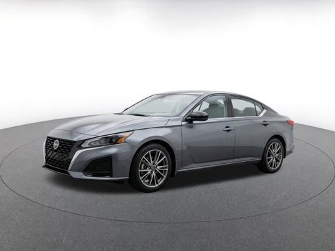 Used 2025 Nissan Altima 2.5 SV FWD image 3