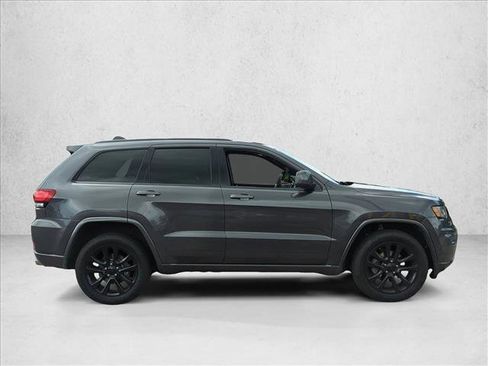 Used 2018 Jeep Grand Cherokee Altitude AWD/4WD image 4