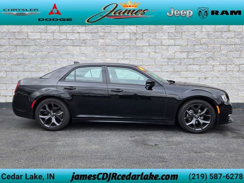 Used 2023 Chrysler 300 Touring L w/ Popular Equipment Group RWD image 6