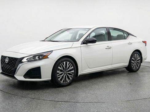 Used 2025 Nissan Altima 2.5 SV FWD image 3