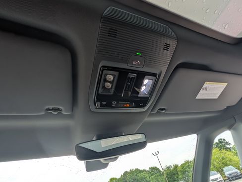 Used 2025 Volkswagen ID. Buzz Pro S Plus RWD image 32