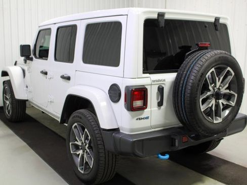 Used 2024 Jeep Wrangler Unlimited image 4