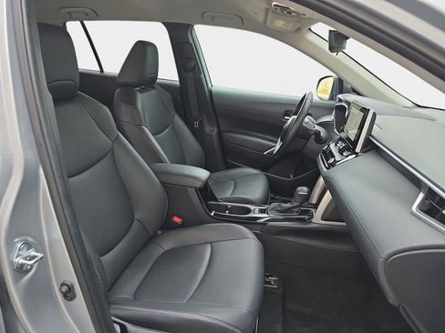 Used 2025 Toyota Corolla Cross XLE AWD/4WD image 12